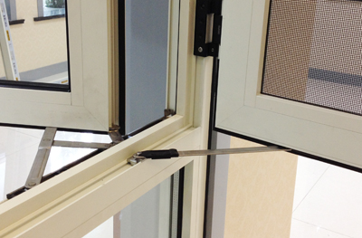 华梁75平开金刚网一体窗